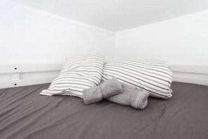 6 bedrooms, iron/ironing board, WiFi, bed sheets