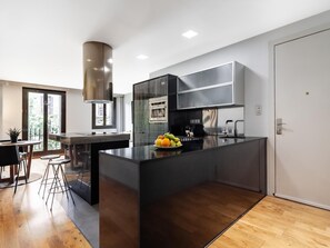 Fridge, microwave, oven, dishwasher - Art House Toni 'Consell de Cent & Rocafort' (BARCELONA)