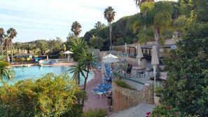 Innendørsbasseng og et oppvarmet basseng