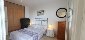 2 bedrooms, iron/ironing board, free internet