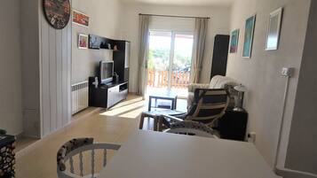 Televisie, een tafeltennistafel en boeken