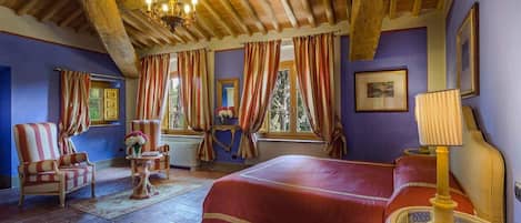 7 bedrooms, travel crib, internet