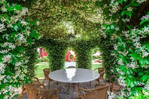 Outdoor dining - Casa Matteucci     . (Capannori)