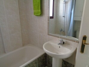 Bathtub, towels - A07 EDIFICIO ZAFIRO 212D (Calpe)