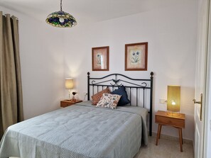 1 habitación, tabla de planchar con plancha, wifi y ropa de cama 