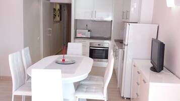 Een koelkast, een microgolfoven, een oven, een kookplaat