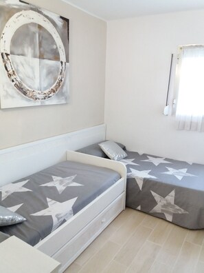 4 bedrooms, iron/ironing board, internet, bed sheets - Modern first line beach apartment with air conditioning (Coma-ruga)