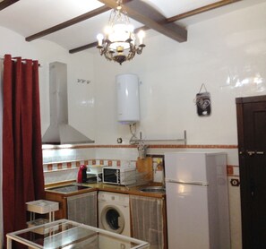 Mikrobølgeovn, kaffe-/temaskine, køkkentøj/tallerkener/redskaber