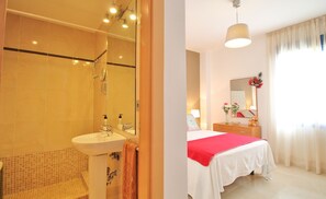Douche, sèche-cheveux, serviettes fournies