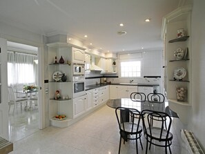 Fridge, microwave, oven, dishwasher - Joncs CostaBravaSi - Pool, BQ, wifi and parking (Santa Cristina d'Aro)