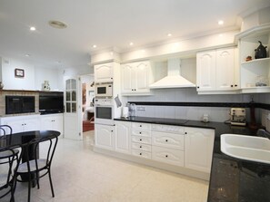 Fridge, microwave, oven, dishwasher - Joncs CostaBravaSi - Pool, BQ, wifi and parking (Santa Cristina d'Aro)