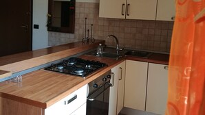 A kitchen with a wooden countertop, a stove, an oven, and a sink. - Casa D Annunzio weekly discount + wi-fi (Pescara)