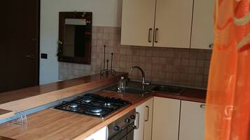 Kühlschrank, Ofen, Herdplatte, Wasserkocher mit Kaffee-/Teezubehör