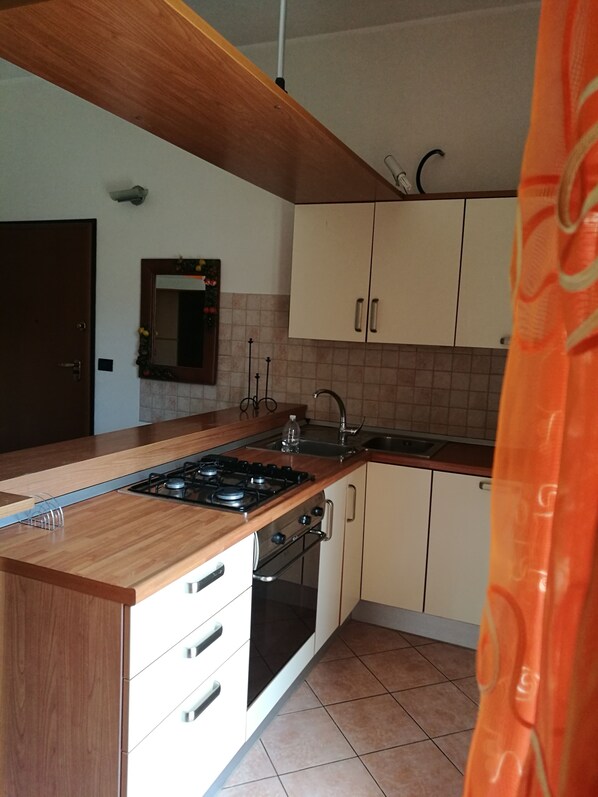 Fridge, oven, stovetop, coffee/tea maker