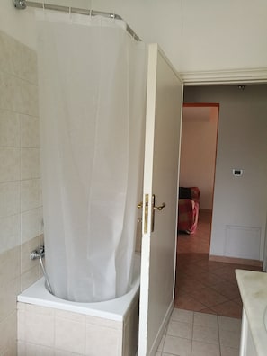 Sèche-cheveux, serviettes fournies, savon, shampoing