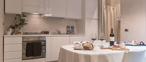 ثلاجة، ميكروويف، فرن، موقد طهي مسطح