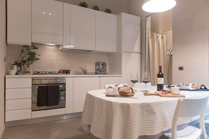 Fridge, microwave, oven, stovetop - Glam interior-designed flat - Corso Garibaldi (Milano)