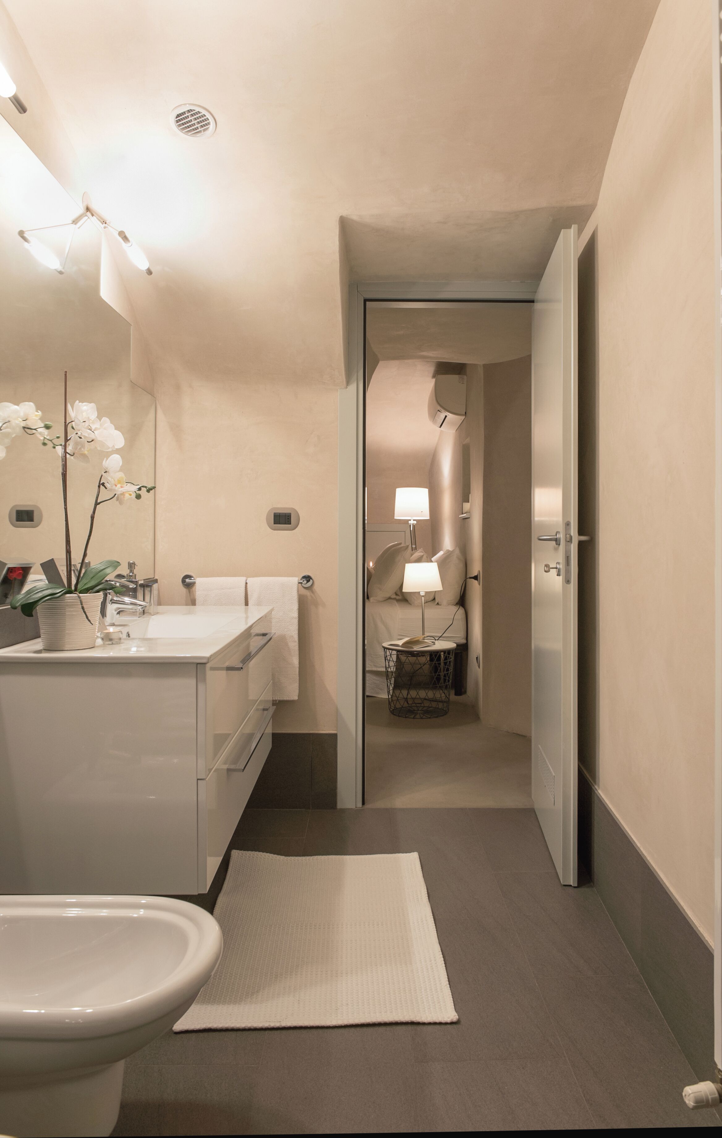 Douche, sèche-cheveux, bidet, serviettes fournies