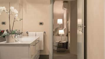 Douche, sĂšche-cheveux, bidet, serviettes fournies