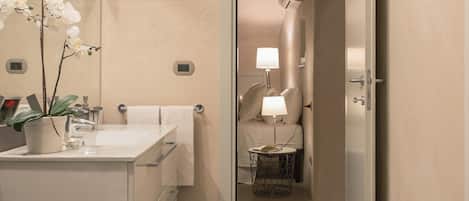 Shower, hair dryer, bidet, towels