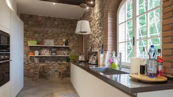 Frigorifero, microonde, forno, piano cottura