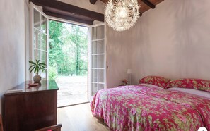 4 chambres, bureau, fer et planche à repasser, lit de bébé portatif