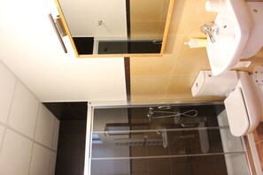 Shower, towels - Bosque da Silva Apartment (Mondoñedo)