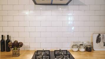 Frigorifero, microonde, forno, piano cottura