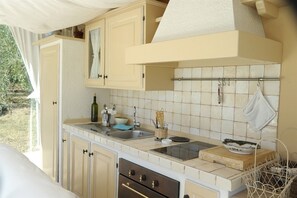 Refrigerador, microondas, horno, placa de cocina