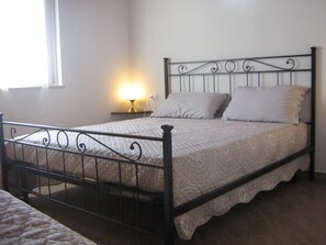 2 habitaciones, escritorio, tabla de planchar con plancha y wifi gratis