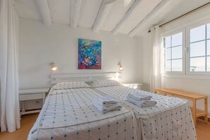 3 bedrooms, in-room safe, free WiFi, bed sheets - Villa Blau Mari for six person (Playa de Muro)