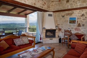 Smart TV, chimenea, reproductor de DVD y estéreo
