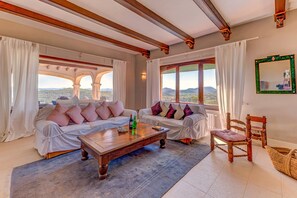 Fernseher, Tischtennisplatte