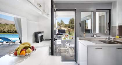 ¡Una villa moderna con sistemas de automatización avanzados en medio de olivos!