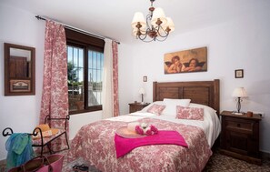 3 slaapkamers, een strijkplank/strijkijzer, gratis wifi, beddengoed