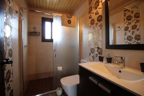 Dusj, hårføner og håndklær