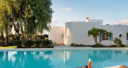 Villa with pool, 450 metres from sea, near Trapani, Sicily - 14 pax