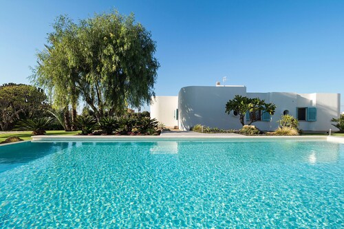 Villa with pool, 450 metres from sea, near Trapani, Sicily - 14 pax