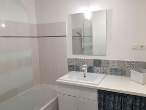 Combined shower/bathtub, hair dryer, towels, toilet paper - Comfort Apartment in LANNION - Sophie's SweetHome - 4 people (Lannion)