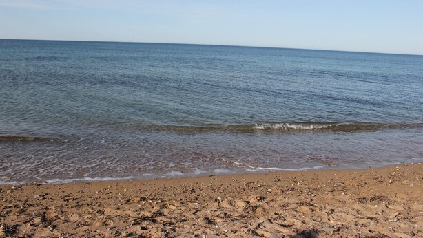 A beach with calm water and a clear sky. - 177 Maravista (Denia)