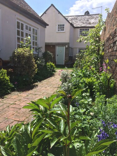 The Secret Cottage in the centre of historic Kimbolton village, Cambridgeshire