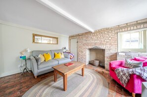 Smart TV, fireplace, books - The Secret Cottage in the centre of historic Kimbolton village, Cambridgeshire (Kimbolton)