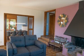 TV, fireplace, DVD player - Ideal  for large families, quiet residential area , Sea views , Pool. (Sa Riera)