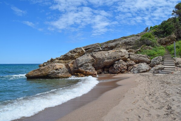Beach nearby, sun loungers, beach towels