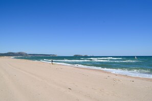 Una spiaggia nelle vicinanze, lettini da mare, teli da spiaggia
