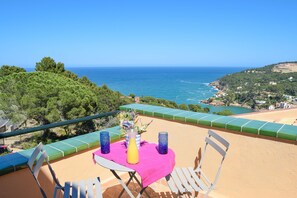 Outdoor dining - Ideal  for large families, quiet residential area , Sea views , Pool. (Sa Riera)