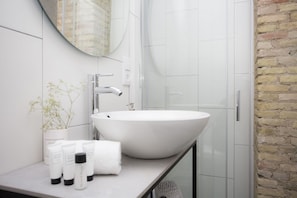 Dusche, Haartrockner, Handtücher