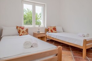 8 Schlafzimmer, Bügeleisen/Bügelbrett, Reisekinderbett, WLAN