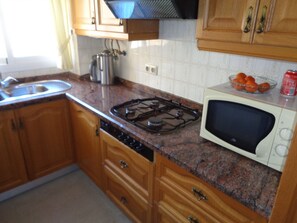 Een koelkast, een microgolfoven, een koffiezetapparaat/waterkoker