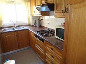 Réfrigérateur, micro-ondes, cafetière/bouilloire, grille-pain